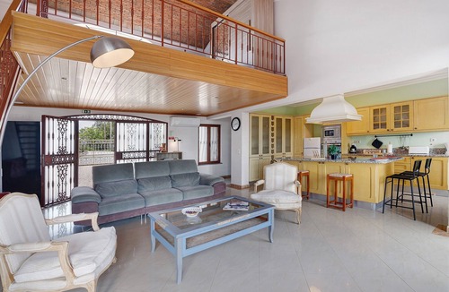 Campina Villa | Villa 'Casa Miradouro' with Sea View, Shared Pool and Air Conditioning