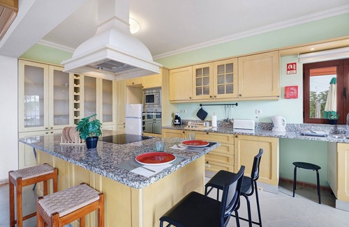 Campina Villa | Villa 'Casa Miradouro' with Sea View, Shared Pool and Air Conditioning