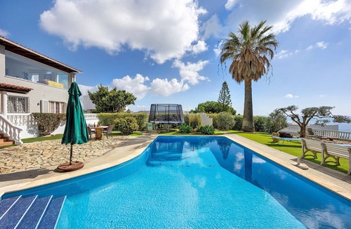 Luz Villa | Villa 'Casa Romana' with Sea View, Shared Pool and Wi-Fi