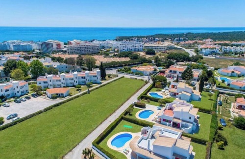 Alporchinhos Villa | Villa in Alporchinhos (Porches) within walking distance to the beach.