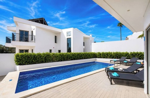 Areias de Sao Joao House | Villa Lirio 8 Ensuite Beds, Pool Hot Tub Sleeps 18