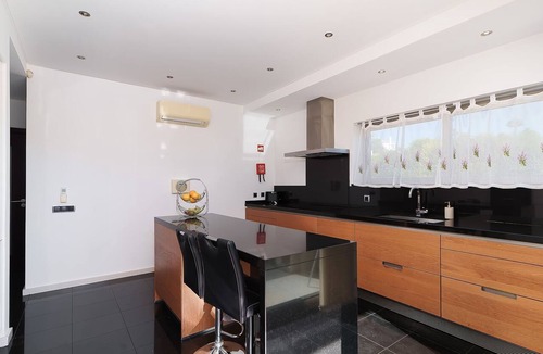 Lagoa House | Villa Marina Luxurious House w/Pool by LovelyStay