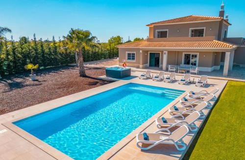 Carvoeiro Villa | Villa Paradise - Moradia tranquila com piscina aquecível e BBQ - Albufeira