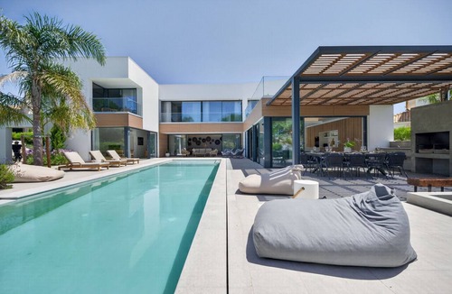 Carvalhal Villa | Villa Shakira - Fabulous villa with swimming pools, 100 m from the beach