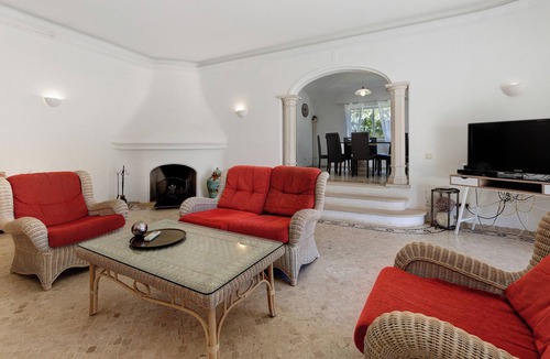 Caramujeira Villa | Villa "Silvia" with Private Pool & Wi-Fi