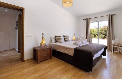 Caramujeira Villa | Villa "Silvia" with Private Pool & Wi-Fi