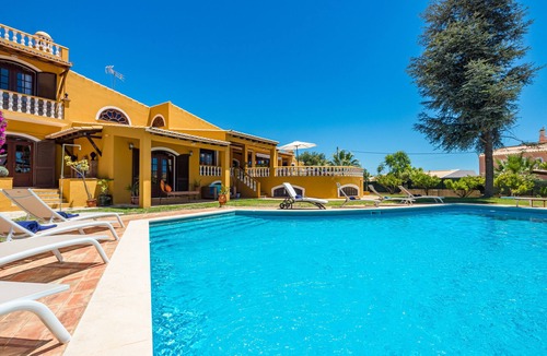 Branqueira Villa | Villa Sobreiro with spacious living areas and a serene ambiance.