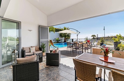 Canico Villa | Villa Sol e Mar Dio by Villa Plus