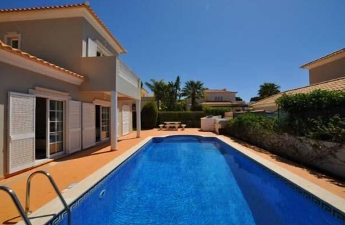 Vale do Garrao Villa | Villa Sunflower is a four bedroom villa for holiday rental located in Varandas do Lago in the Algarve. Varandas do Lago lies between Vale do Lobo and Quinta do Lago close to Ancao beach.