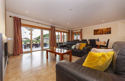 Branqueira Villa | Villa w/heatable pool, BBQ & games room