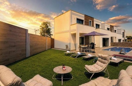 Vale Navio House | Villa with a private pool, 2 suites, a barbecue, and air conditioning