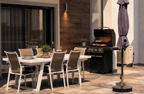 Vale Navio House | Villa with a private pool, 2 suites, a barbecue, and air conditioning