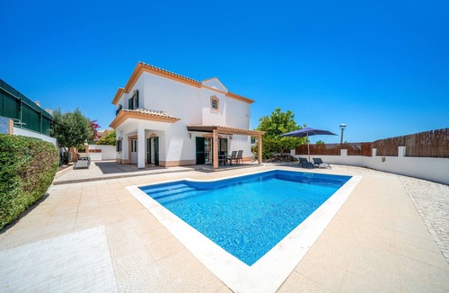 Monte Raposo Villa | Villa with Heatable Pool & BBQ in Alcantarilha