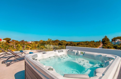 Carvoeiro Villa | Villa with Jacuzzi & Heatable Pool in Carvoeiro