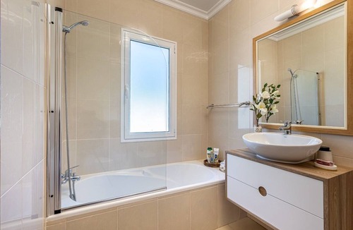 Arco da Calheta House | Village Calheta — Luxury Living with Views of Sea and Mountains