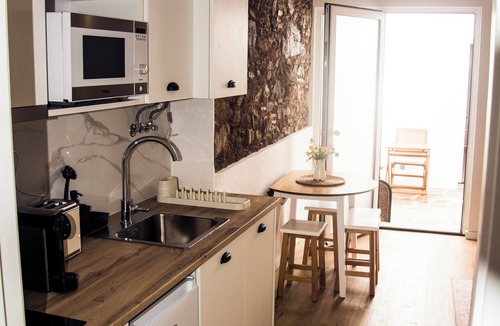 Moura House | Village house with two apartments and shared patio -Casa da Oliveira