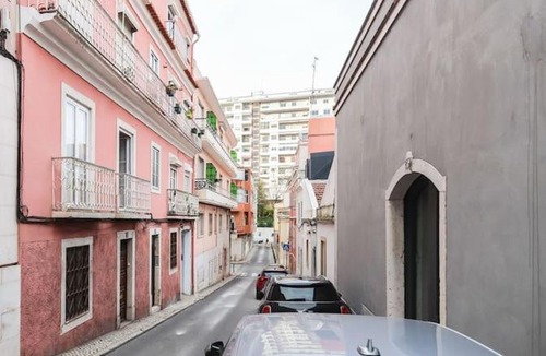 Santa Isabel Apartment | Vita Portucale ! Campo Ourique Design w/Balcony
