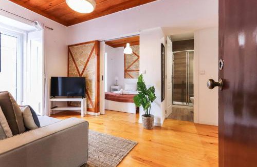 Santa Isabel Apartment | Vita Portucale ! Campo Ourique Design w/Balcony