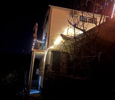 Chas de Egua House | White House