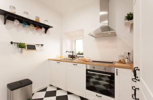 Sacramento Apartment | White Tiles in City Center