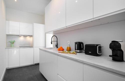 Santos Apartment | Whome - Brand New Luxury 4-Bed with Riverside Views & AC