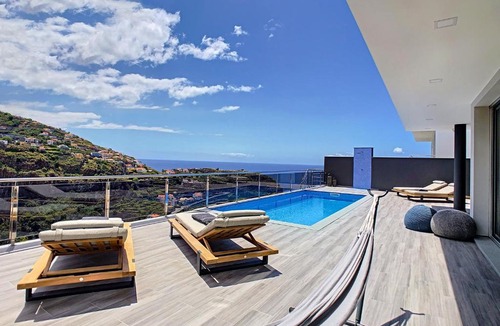 Tabua Villa | Wild River Villa - pool & sea view by LovelyStay