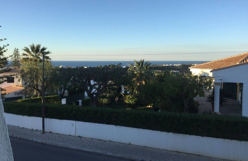 Calicos Apartment | Windmill Hill 2 bed modern apartment with Wifi and Air Con in lounge