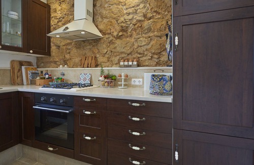 Obidos Cottage | Wine lovers romantic rural barn 7 km from Obidos complete with wine press!
