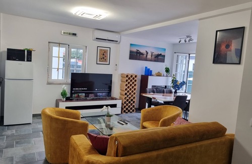 Charneca de Caparica e Sobreda House | Yellow House
