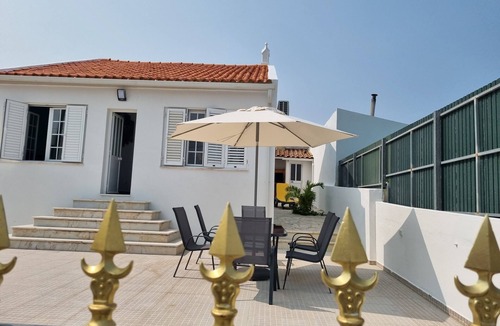 Charneca de Caparica e Sobreda House | Yellow House