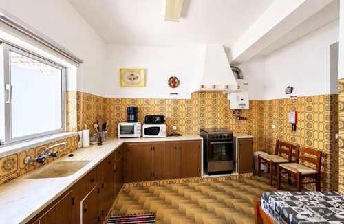 Raposeira Apartment | Yellow House