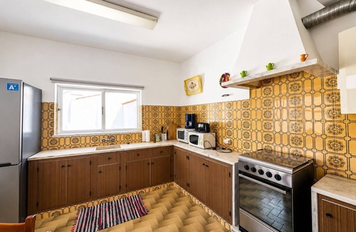 Raposeira Apartment | Yellow House
