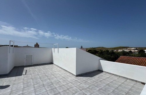 Raposeira Apartment | Yellow House
