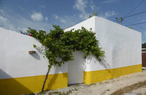 Famalicao Cottage | Yellow Rustic Cottage - close to Beach