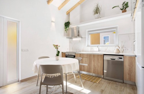 Atalaia House | Zeca Holidays Atalaia Mezzanine Apartment with Balcony and Wi-Fi