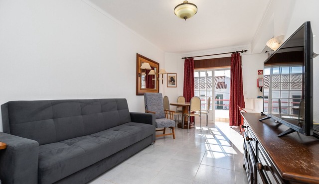1 bedroom apartment 50 m from the beach and Wi-Fi by AlgarveManta (5T1)