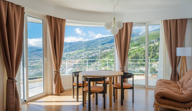 2 Bedroom | 180° View + Balcony | Bathtub
