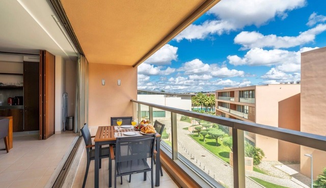 2-Bedroom Apartment Herdade Dos Salgados, Shared Pool, Wi-Fi & Air Conditioning in Guia
