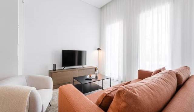 2-Bedroom Apartment with Private Garden in Porto