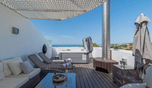 2-Bedroom Apartment with Stunning Sea Views in Vale do Lobo/Dounas Douradas