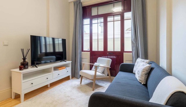 2 Modern & Cozy Flat with Workspace by HostWise