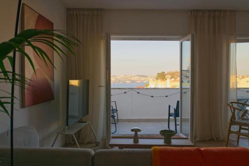 2BR Almada Velha with River & Skyline Views in Cacilhas