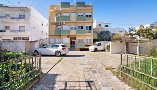 2BR Apartment near Armação de Pêra Beach, Algarve - Sleeps 6 in Alcantarilha