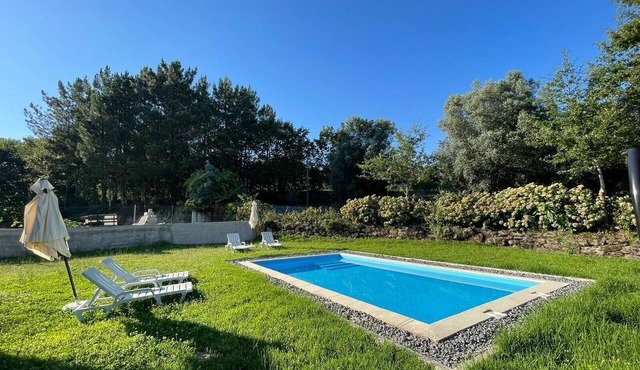 3-Bed - Sleeps 6 - Private Pool - AirCon - Pets in Terras de Bouro