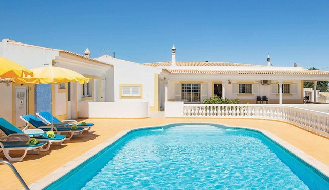 3 bed villa 15 minute drive from the beach