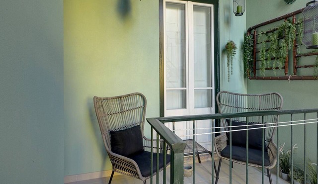 3-Bedroom Apartment with River Views by LovelyStay