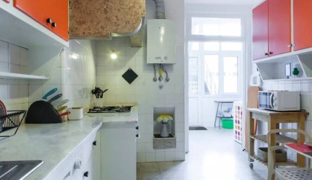 4-Bedroom Apt in Central-1-Min Walk to Subway, Direct Airport & Downtown Access in Lisboa