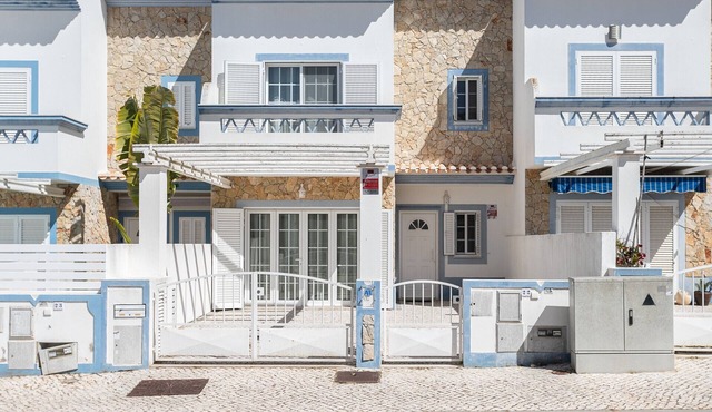 4-bedroom villa with patio, barbecue and air conditioning by AlgarveManta (11V4) in Manta Rota