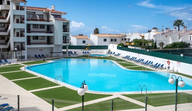 #409 Central Albufeira Getaway with Shared Pool in Albufeira