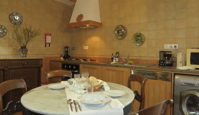 A comfortable, self-contained suite in a restored 19th-century vila (RRAL 980) in Capelas